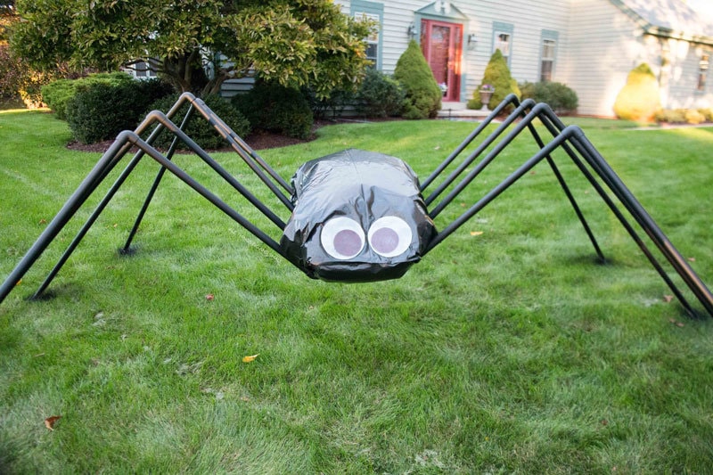 Giant Spider Decoration: An Easy and Cheap DIY Halloween Decoration